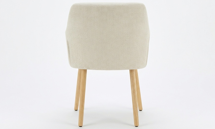 Image 4: Sillón tapizado de estilo escandinavo con patas de madera natural