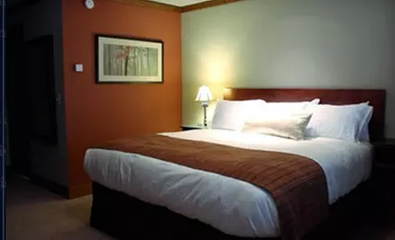 $130 for One-Night Stay Plus Wine and Snack Basket at Avalon Lodge (Up to $324 Value) - Primary Image