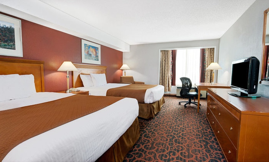 Image 3: Ramada Niagara Falls Getaway