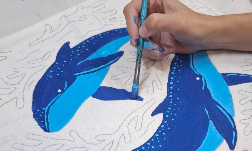 Image 4: Taller "Crea y pinta tu tote bag" con barra libre de vino para 1 o 2