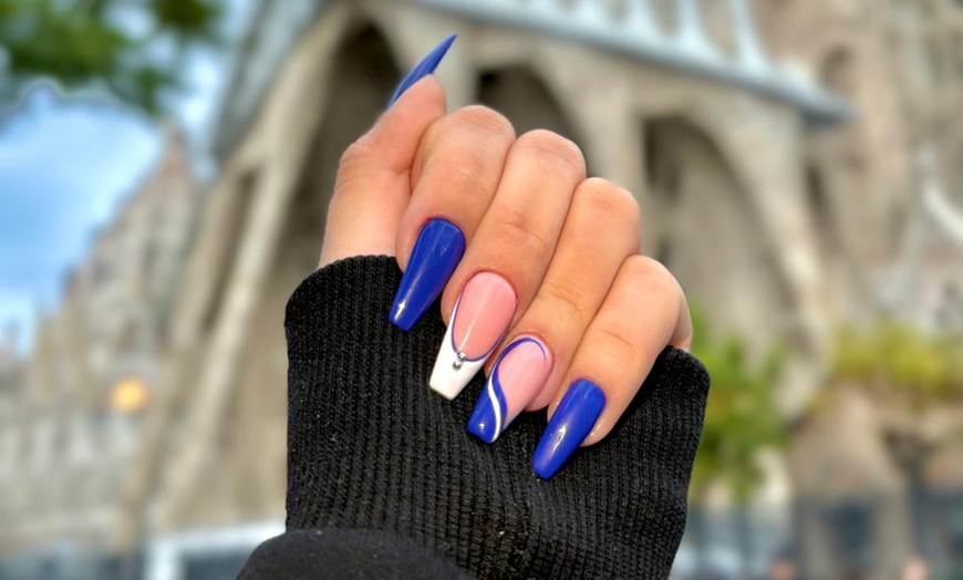 Image 3: Manicura y/o pedicura con esmaltado tradicional o semipermanente