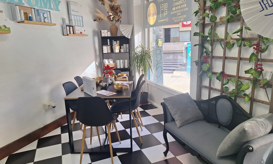 Image 3: Taller de autocuidado facial con cosmética coreana y merienda