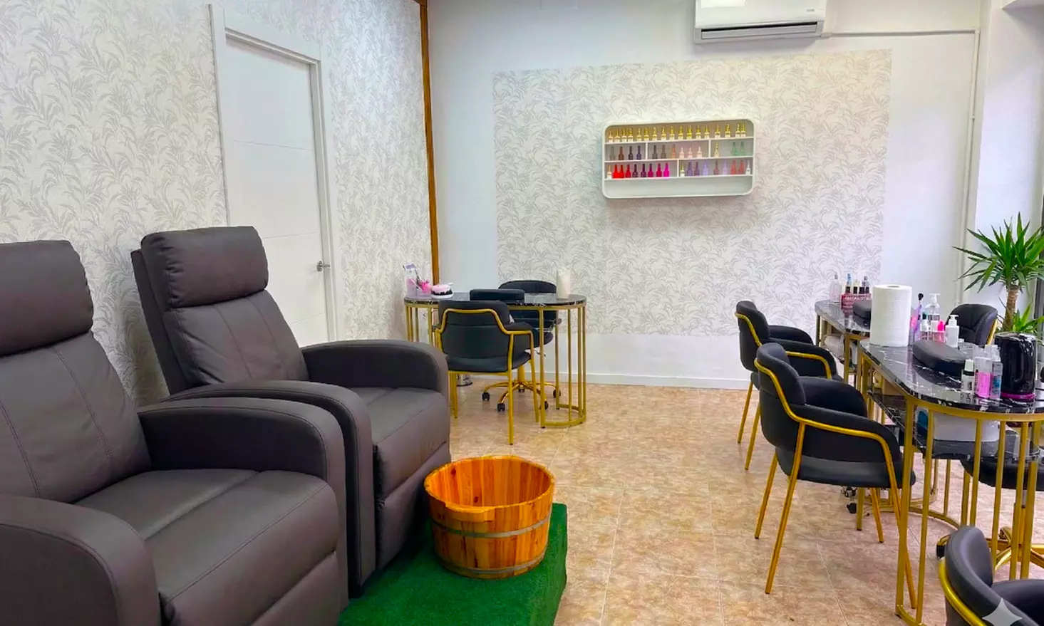 Manicura y/o pedicura con esmaltado normal o semipermanente