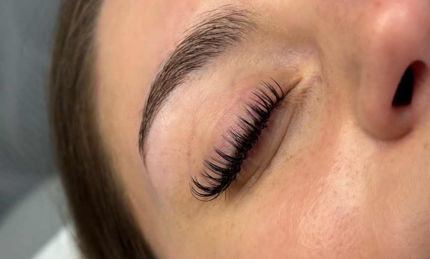Image 3: Wimpernverlängerung in der 1:1- oder Volumentechnik für 1 Person