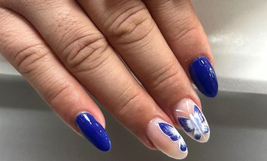 Image 5: Sesión de manicura y/o pedicura con esmaltado normal o semipermanente