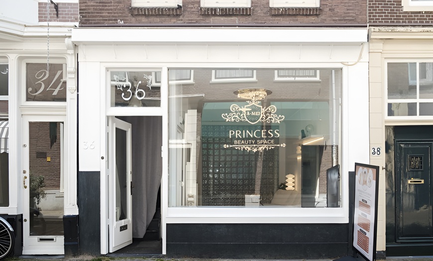 Image 4: Fris, stralend en verzorgd: gezichtsbehandeling met optioneel nek- en schoudermassage in Den Haag, nu tot 66% korting 