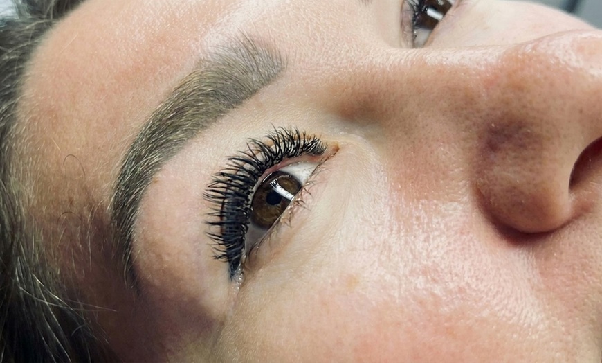 Image 3: Enhance Your Look with Volume Eyelash Extensions (2D–4D)