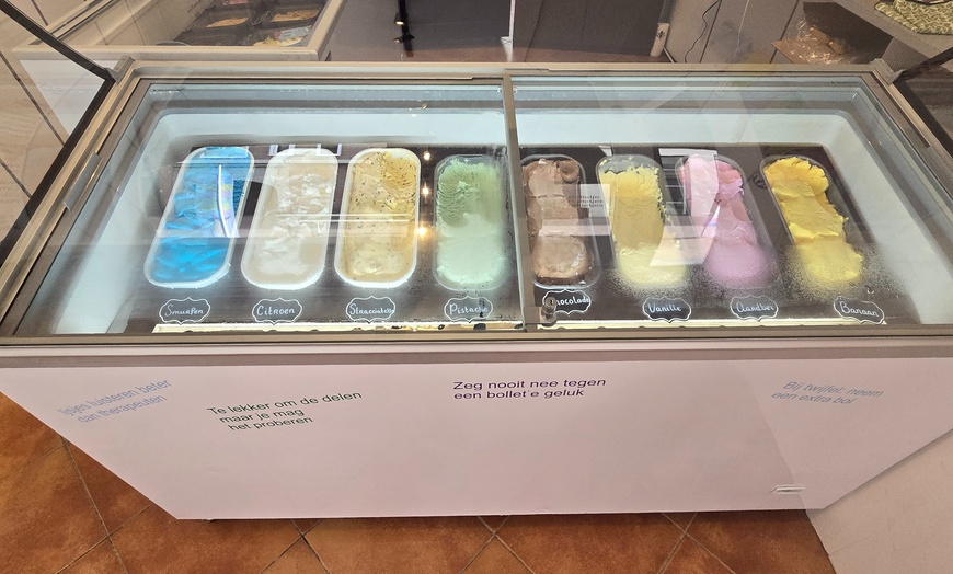 Image 1: Liefde is… 1 extra bolletje zonder schuldgevoel: 2 of 3 bolletjes ijs