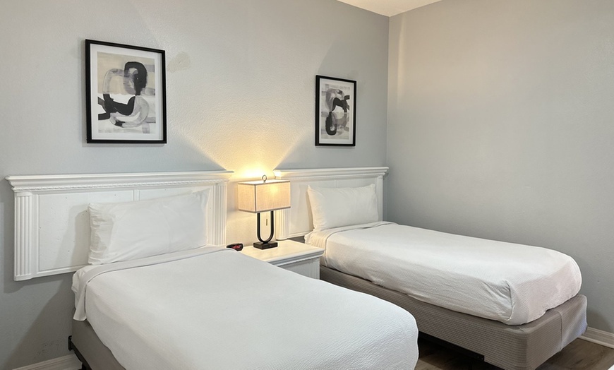 Image 8: Family Suites Hotel in Orlando near Theme Parks with Shuttle & Pool
