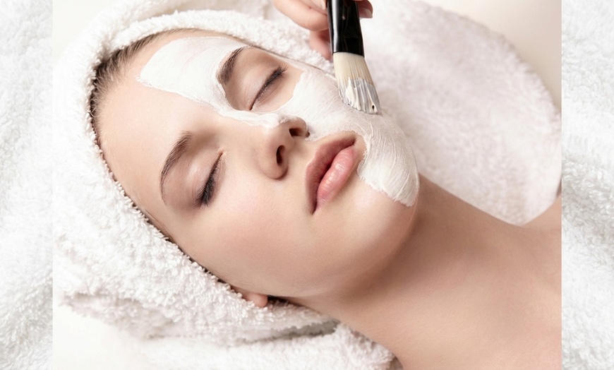 Image 3: Professional & Customized Facial Treatments 