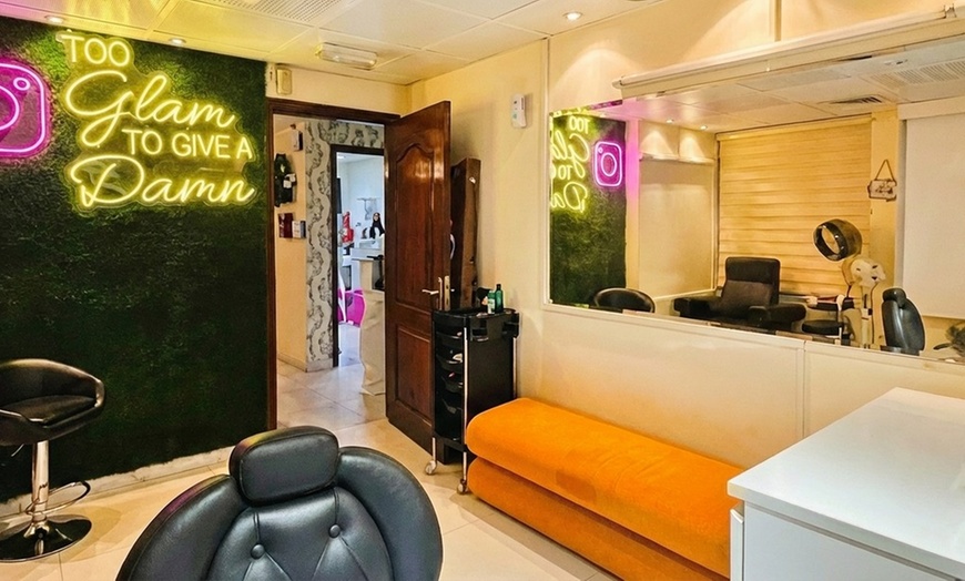 Image 3: Unwind with  30 or 60 Minutes Full Body Spa Treatment or Head Spa