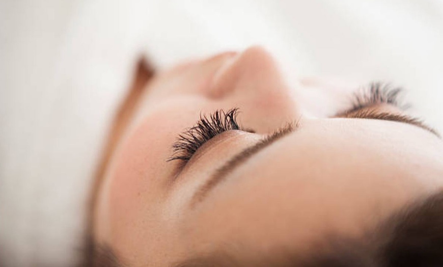 Image 11: Lifting y tinte de pestañas/cejas con opción a laminado y extensiones