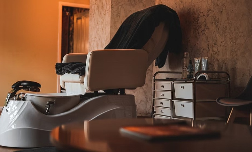 Image 3: 30 minute Back Neck and Shoulder WEEKDAY massage