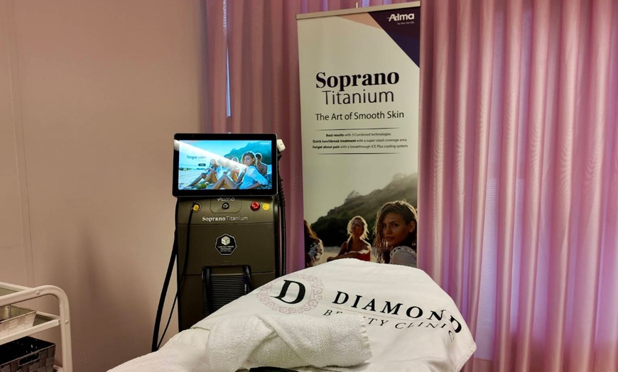 Image 2: Geef je huid een boost: gezichtsbehandeling of microneedling 