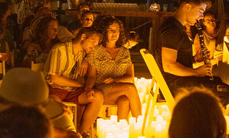 Image 3: Entrada a espectáculo Glory Nights bajo la luz de las velas para 1 o 2