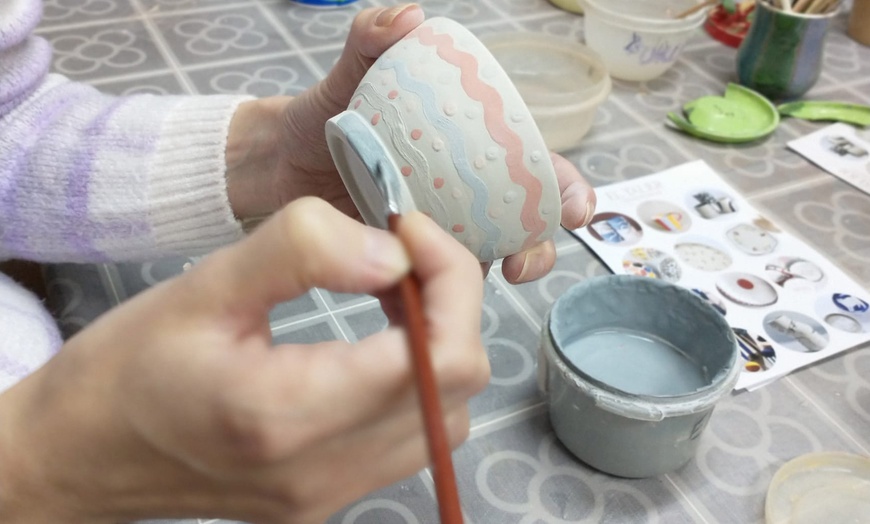 Image 3: ¡Taller de pintura en cerámica con bebidas para 1 o 2 personas!