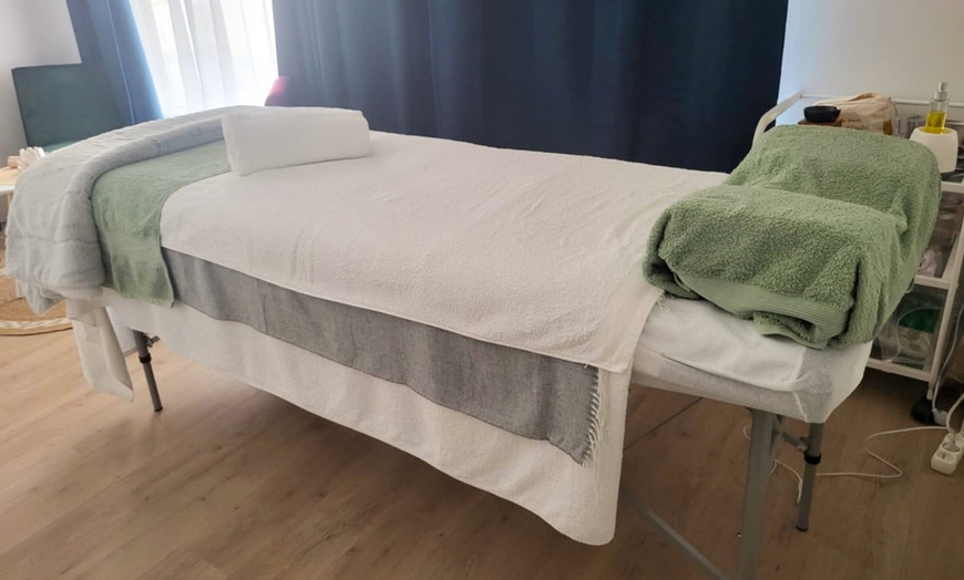 Image 2: Reconnexion à soi par le modelage bien-être et les énergies du Reiki