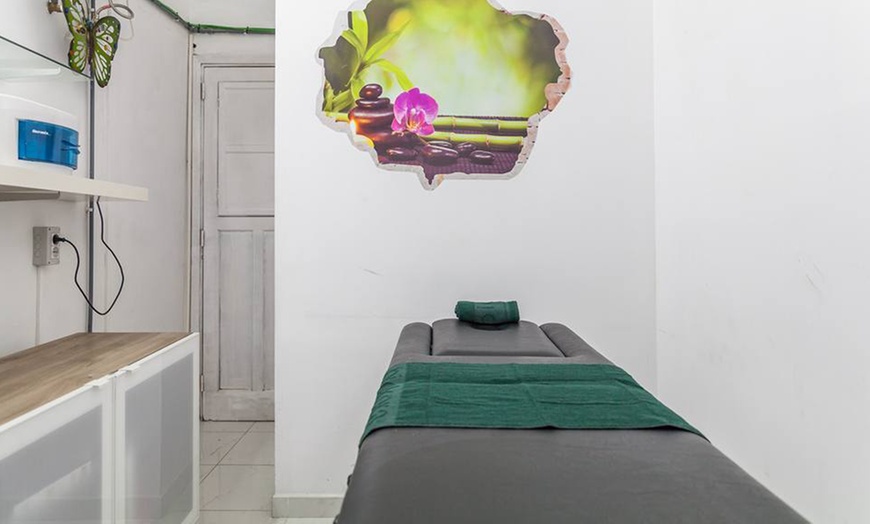 Image 1: Sesión de masaje a elegir de 45, 60 o 75 minutos para 1 persona