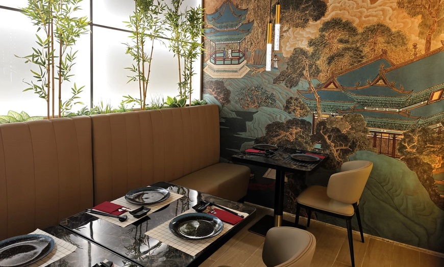 Image 6: ¡Directos a Japón! Menú de sushi a compartir para 2 o 4 personas