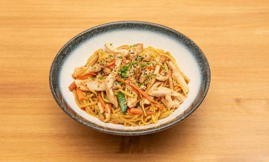 Image 12: Menú asiatico con entrantes, principales y bebidas