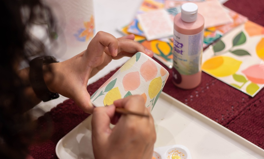 Image 9: Taller de pintura en cerámica y/o Tote Bags con bebida 