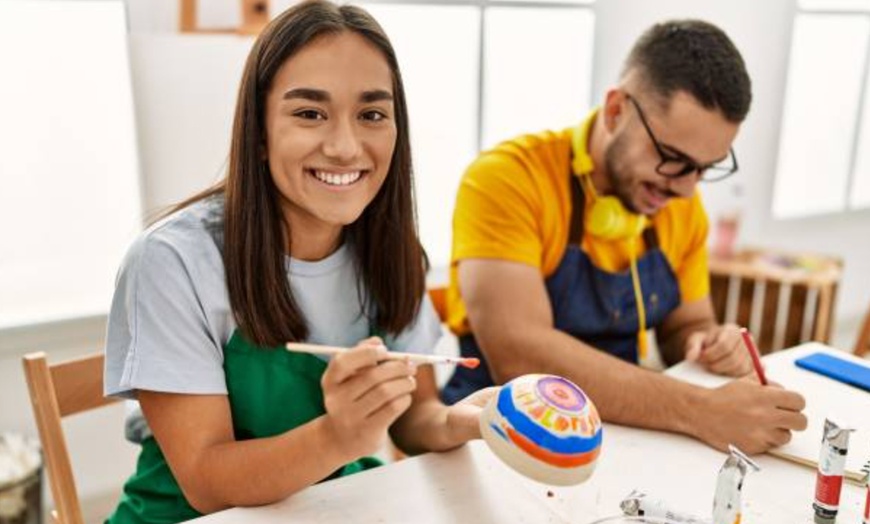 Image 7: Clases y talleres de cerámica con bebida, picoteo, barra libre y torno