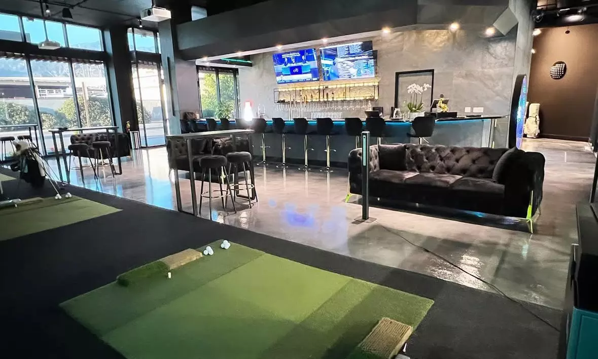 1-Hour Virtual Golf + 1 Bucket of Beer for Up to 6 (Weekdays/Weekends)