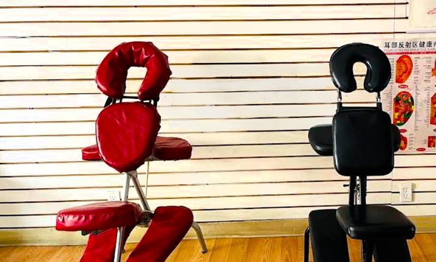 Image 4: Unwind with a 60 or 90 Minute Sweidsh Massage or Hydra Facial