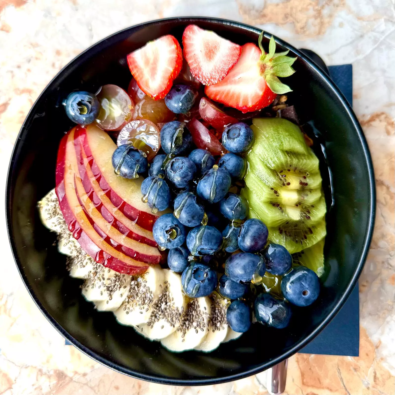 Frühstücksplatte oder Frühstücksbowl inkl. Heißgetränk nach Wahl