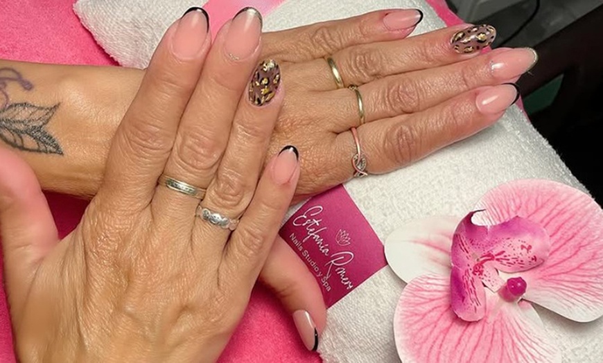 Image 2: Manicura semipermanente a elección con color, francesa o decoraciones 