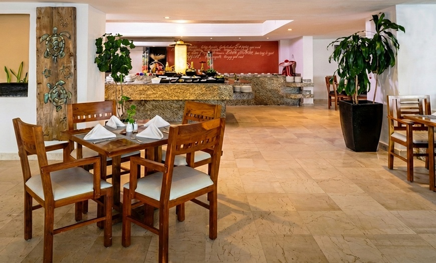 Image 15: ✈ All-Incl. Paradise: 4 Nights at Flamingo Beach Resort Cancún