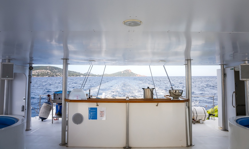 Image 9: Paseo en catamarán con baño en alta mar y bebida para niño o adulto