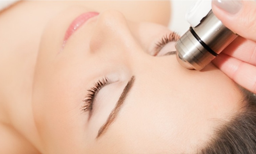 Image 2: 70 - 90 Min. Behandlung für unreine oder reife Haut für 1 Person 