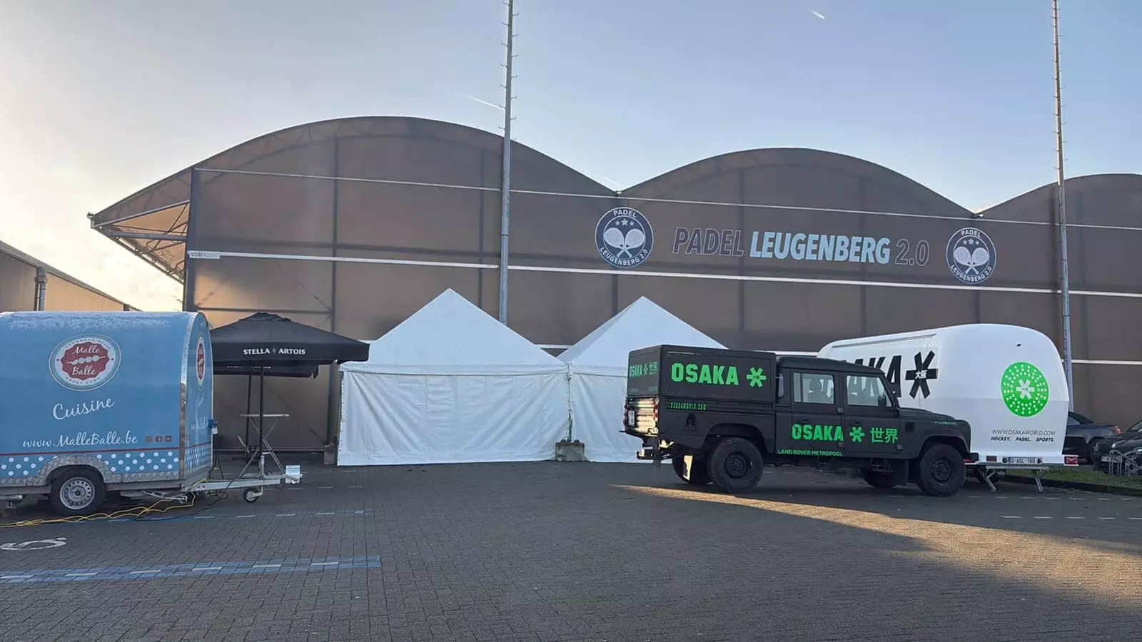 Padel: sportieve uitdaging met indoor en outdoor courts