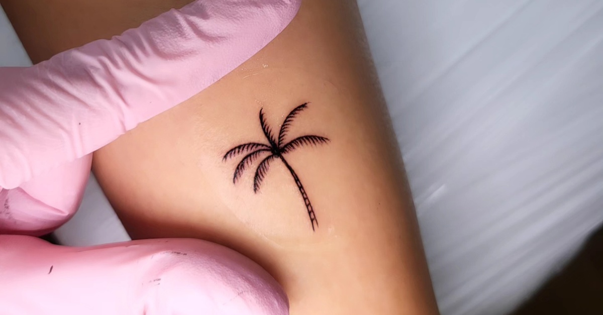 Servicio de 1 o 2 minitatuajes de línea fina en tinta negra en Barcelona