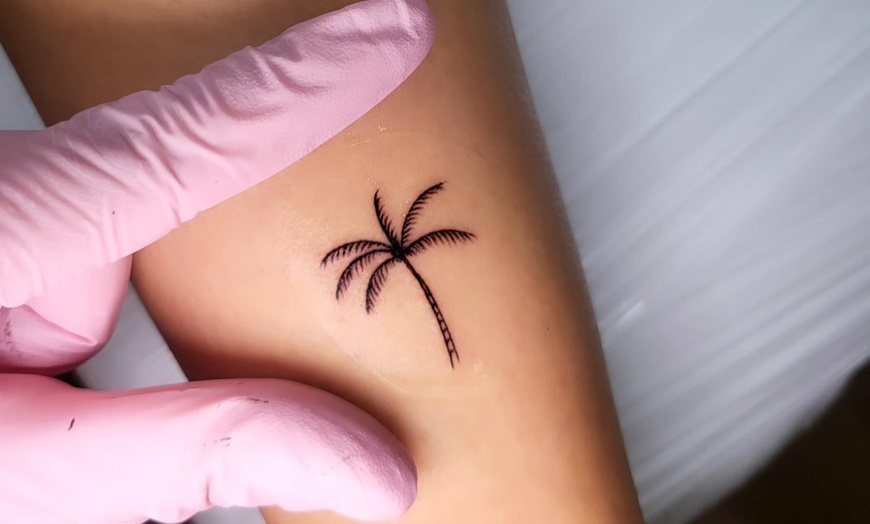 Image 1: 1 o 2 mini tattoos de línea fina y tinta negra de hasta 5 cm