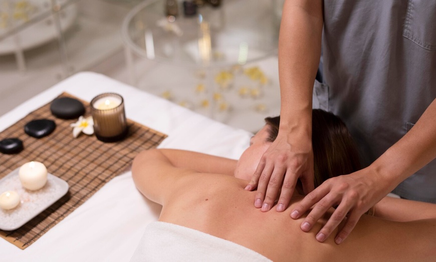 Image 3: Masaje relajante de 45 o 60 minutos para 1 persona