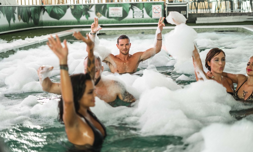 Image 2: Acceso a resort con fiesta, DJ, gogós, pool party y consumiciones