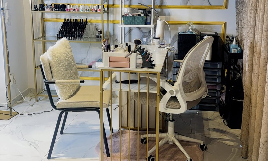 Image 2: Verzorgde nagels: mini of signature luxe manicure