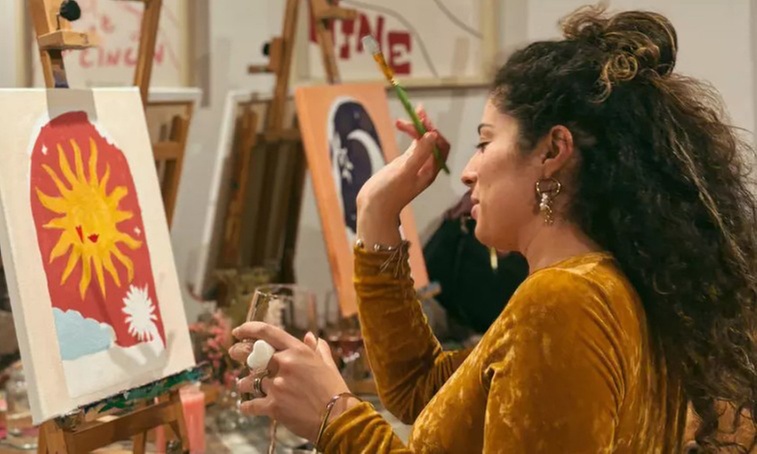 Arte, snacks y bebida en experiencias creativas o premium