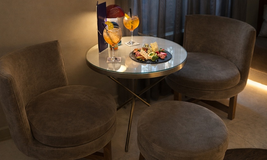 Image 11: Aperitivo italiano con copas y picoteo para 2 o 4 en hotel 5 estrellas