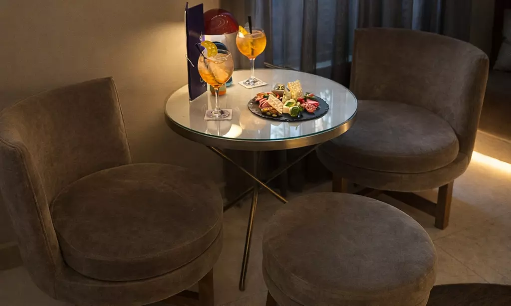 Aperitivo italiano con copas y picoteo para 2 o 4 en hotel 5 estrellas
