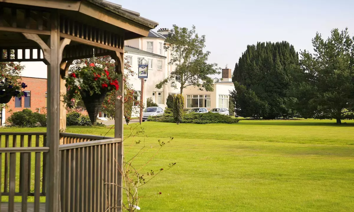 4* Kent: Double or Family Room with Optional Breakfast, Drink & More