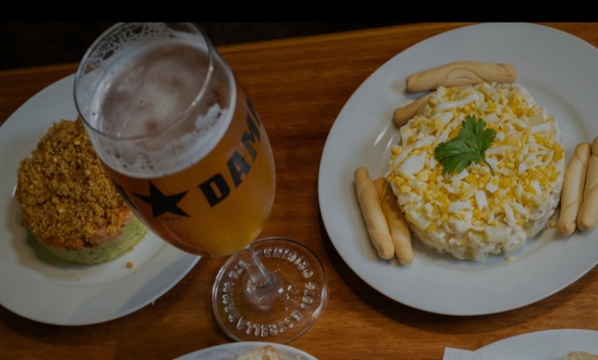 Image 2: ¡Hora de tapear! Menú de tapas para 2 o 4 personas con bebida y postre