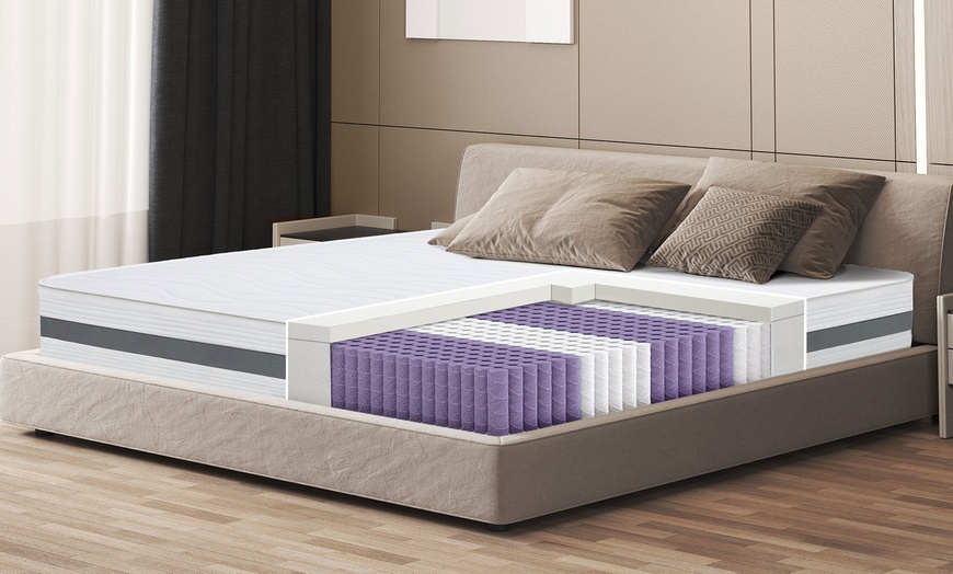 Image 1: Colchón de muelles ensacados y waterfoam, de The White Stone