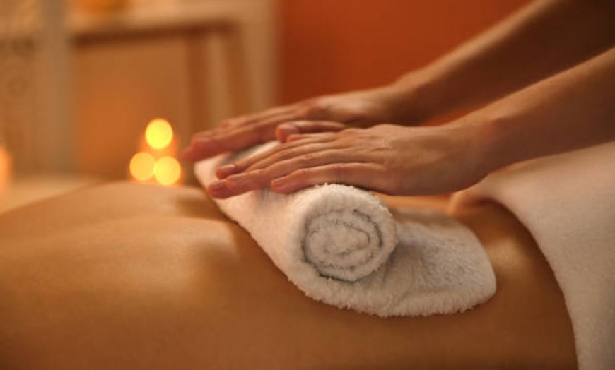 Image 3: 1 o 4 masajes personalizados o ritual con gravedad cero y haloterapia