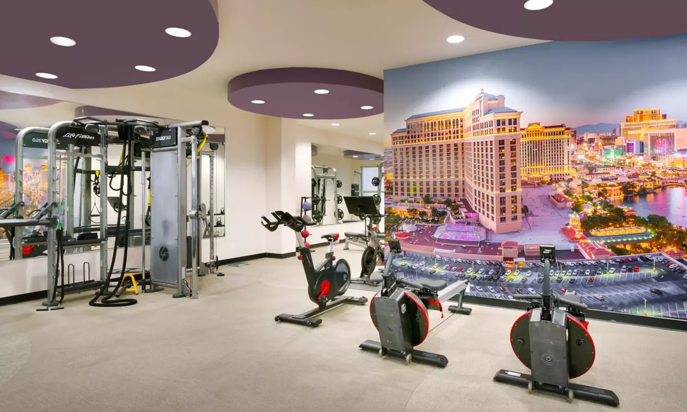 Hotel Stay w/ Rooftop Pool & Breakfast. Minutes From The Strip