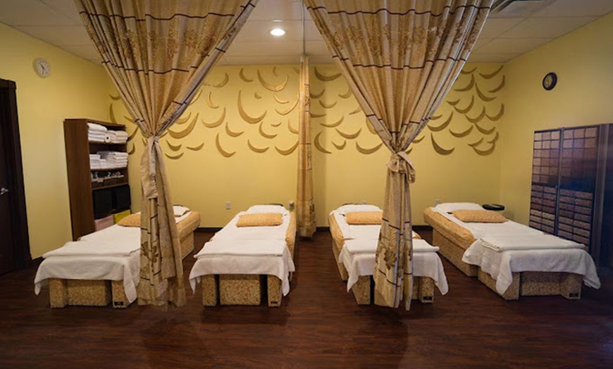 Image 2: 50 or 120-Min Deluxe Therapeutic Body Massage with Hot Stones & Oils 