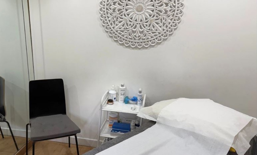 Image 4: 1-Hour Pamper Package w/ Facial & Reiki or Lash Lift & Brow Lamination