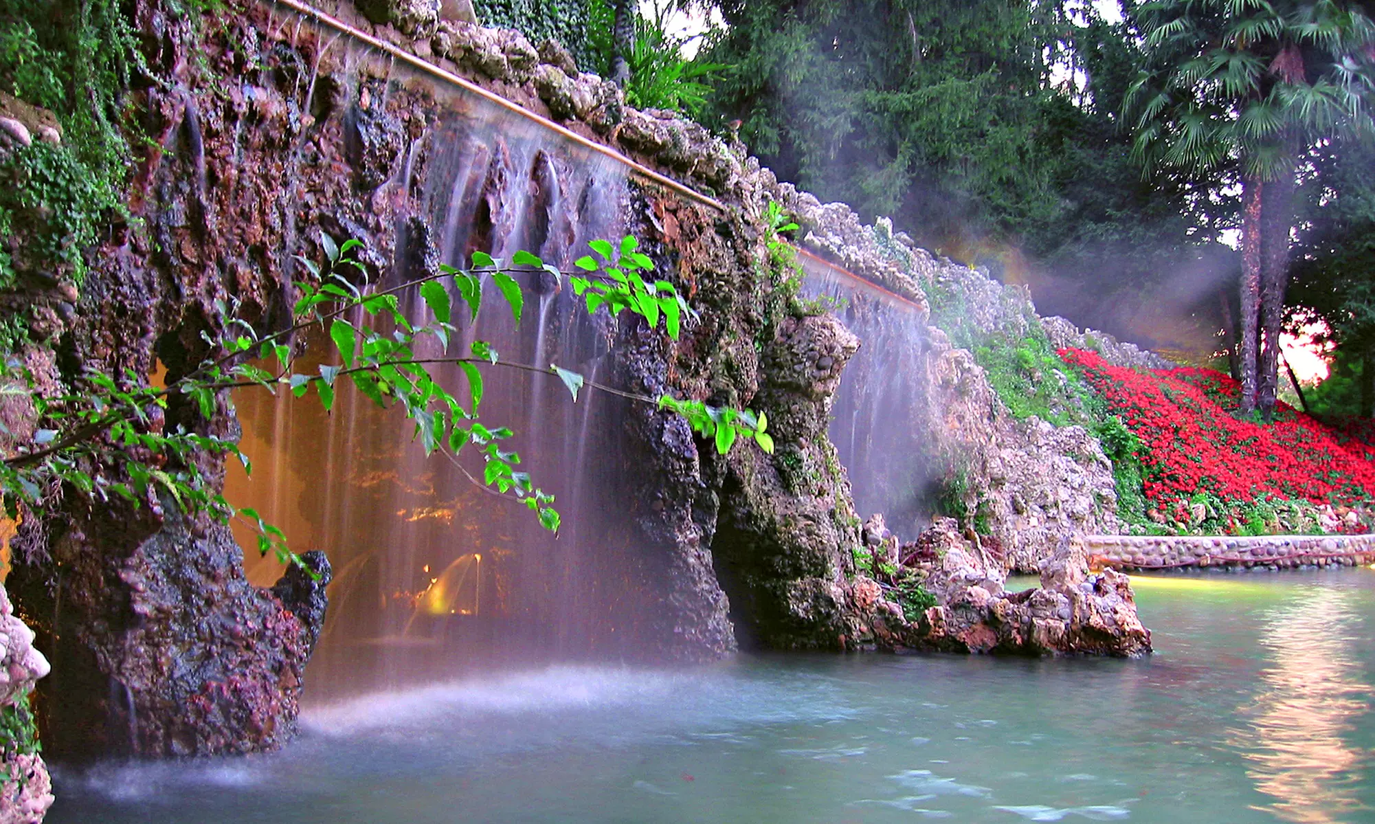 Lago di Garda: fino a 3 notti in camera doppia con colazione per 2 presso l'Hotel Garda + 2 ingressi al Parco Termale - Primary Image